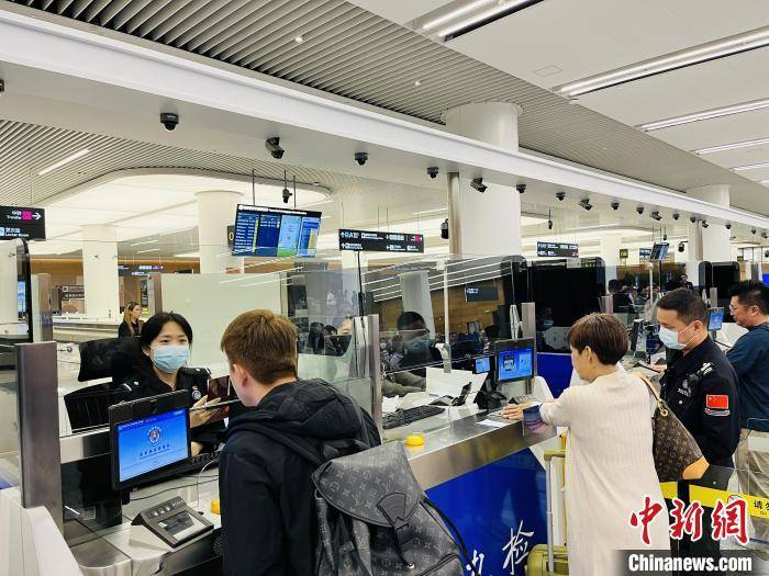 成都天府国际机场出入境服务持续升级，年吞吐量突破367万人次